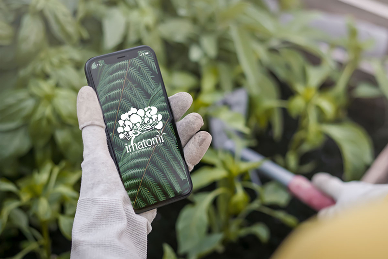 iphone_mockup_gardening_scene_08